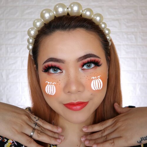 PUMPKIN FILTER 🎃
HALLOWEEN CHALLENGE 20/31
🎃 #31daysofhalloween 🎃
.
Gemes bgt yak kalo beneran ada filter kayak gini di Instagram hehehe
🎃🎃🎃🎃🎃
Lips : @smootoindonesia + @joylabbeauty LipGloss
Softlens : @gitageo_softlens Fuzzy pop Grey
Blush : @thesaemid
Eyelash : @fabulashes.official Ginger
.
RECREATE @mcdrew
.
#wakeupandmakeup #halloween2019 #halloweenmakeup #halloween2k19 #halloweenmakeupchallenge #makeupoftheday #makeuphalloween #halloweenedition #motd #flovivi #clozetteID #cchannel #cchannelid