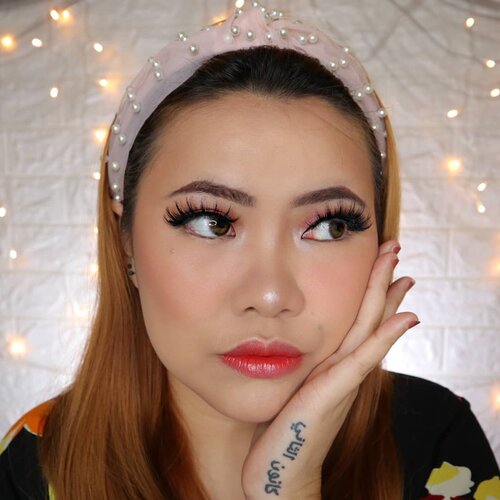 Udah pada makan siang?
Makan siang apa? Share dongg...
.
Details makeup :
• Foundation @makeoverid
• Concealer @getthelookid
• Eye, Blush, Contour, Highlighter @madame.gie
• Eyebrow Sweetheart
• Lip @smootoindonesia Lipcream Sachet mix @joylabbeauty Disco Lipgloss
• Powder Mineral Sunkill RX bisa beli di @hicharis_official Shop aku ya!
.
Softlens Nobluk Brown
Eyelash @fabulashes.official
.
@tampilcantik @tips__kecantikan  @tutorialmakeup_id @ragam_cantik @selalucantik.id @meriaswajah @syantiktutorial #popbelabeauty flovivi #ClozetteID #bloggerindonesia #tutorialmakeup #makeuptutorial #makeupoftheday #motd #indobeautygram #cchannelid #cchannel