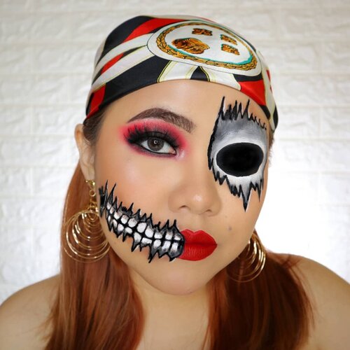 GLAM PIRATE ⛵
HALLOWEEN CHALLENGE 19/31
🎃 #31daysofhalloween 🎃
.
Hahaha maaf ya kemaren aku sakit, jadi yg day 19 aku baru upload today 😭
Recreate @abbyroberts
.
#wakeupandmakeup #halloween2019 #halloweenmakeup #halloween2k19 #halloweenmakeupchallenge #makeupoftheday #makeuphalloween #halloweenedition #motd #flovivi #clozetteID #cchannel #cchannelid
@aerisbeaute #aerishalloweencontest