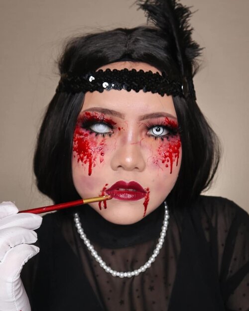 🧟‍♀️UNDEAD FLAPPER💃🏻HALLOWEEN CHALLENGE DAY 22/31🎃 #31daysofhalloween 🎃🖤 #HALLOWEENWITHFLOVIVI 🖤.PRODUK :• Cushion @erha.dermatology• Lip @sadabycathysharon NAHRA• Eyebrows @guele.id• Two Way Cake @luxcrime_id Buttercream• Highlighter @luxcrime_id Milky Way• .Inspo : @jordanhanz#halloween #halloween2020 #flovivi #clozetteID #cchannel #cchannelid