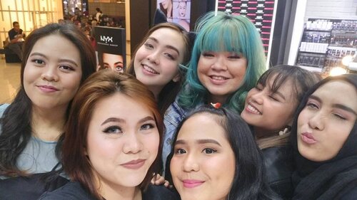 THANK YOU for today gengssss 💋💋
Especially to @almamestika yg udah ajarin Complexion. Yayayayayayay 🎉
Thanks @nyxcosmetics_indonesia
.
.
#beautyvlogger #beautybloggerindonesia #ivgbeauty #indobeautygram #makeup #makeuptutorial #instabeauty #indovidgrambeauty #wakeupandmakeup #tutorialmakeup #bvloggerid #jakartabeautyblogger #beautilosophy #reviewmakeup #clozetteID #partipostid #setterspace #motd #makeupjunkie #makeupblogger #beautyguruindonesia