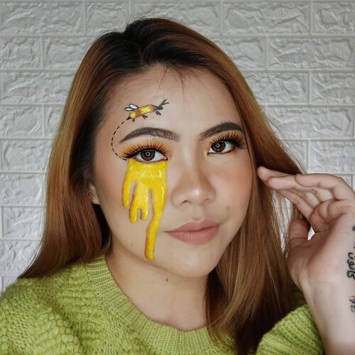 🌻🐝HONEY BEE🐝🌻
.
Inspired by @sn0ok
.
Hahhaha zuzur ini makeup ter males 😅😂😭
Tadinya ga niat bikin art, cuma mikir kok sayang ya udah makeup an kalo ga sekalian di gambar. Jadi yaudahlah 🤭
.
Deets :
• @byscosmetics_id Primer Hydrating Pearls
• @getthelookid Infallible 24h Freshwear 125
• @altheakorea Flawless Creamy Concealer 02 Ginger
• @makeoverid Transparent Loose Powder
• @ran_cosmetic_indonesia Powder
• @beautycreations.cosmetics Contour Palette
• @inezcosmetics Blush
• @beautyglazed Eyeshadow Tray
• @otwoocosmetics Eyebrow
• @mehronmakeup & @officialsnazaroo Face Painting
• @luxart.lashes type Classy LA 702
• @gitageo_softlens Eos Princess Milky Beige
• @luxcrime_id Ultra Lipmatte - Pillow Talk
.
.
@tampilcantik @tips__kecantikan @zonamakeup.id @tutorialmakeup_id @ragam_cantik @selalucantik.id @meriaswajah @syantiktutorial @ragam_kecantikan @zonacantikwanita @dandan.indonesia #flovivi #ClozetteID #beautybloggerindonesia #tutorialmakeup #makeuptutorial #makeupoftheday #motd #indobeautygram #aestheticmakeup