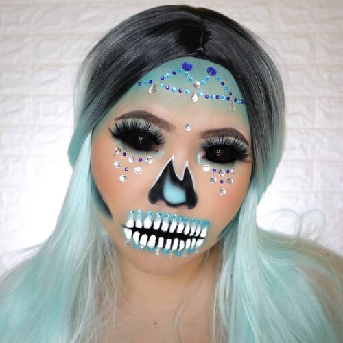 JEWEL SKULL 💀
HALLOWEEN CHALLENGE 14/31
🎃 #31daysofhalloween 🎃
.
Wkwkkw emwng dari dulu ga pernah bisa bikin skull entah kenapa ya 🤦🏻‍♀️
Tapi yaudahlah ya wkwkwk namanya juga belajar cui
.
PS : Matanya ku edit ya gausah nanya soplen apa.
.
#wakeupandmakeup #halloween2019 #halloweenmakeup #halloween2k19 #halloweenmakeupchallenge #makeupoftheday #makeuphalloween #halloweenedition #motd #flovivi #clozetteID #cchannel #cchannelid