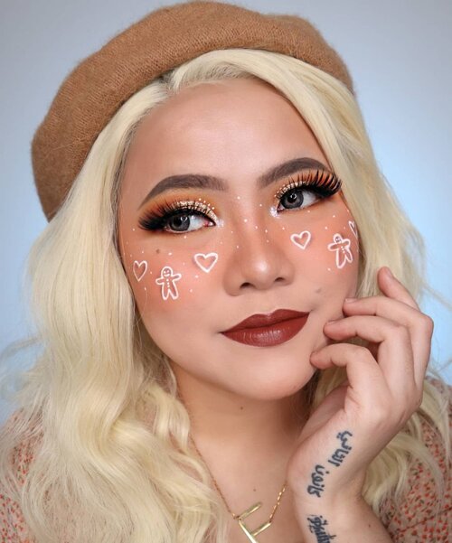 🍪Gingerbread Cookies🎄
.
.
Product :
• Foundation @selfbeauty_co
• Two Way Cake @luxcrime_id Buttercream
• Blush @thesaemid + @jillcosmetics
• Eyeshadow @otwoo_id
• Gold Glitter @altheakorea
• Bulumata @bulumatamagnet88
• Facepaint @officialsnazaroo
• Lip @kamaliabeauty x Tasya Farasya - Topaz
• Eyebrows @sadabycathysharon  Jati
• Highlighter @madame.gie
• Wig @sissyclip
.
.
Makeup inspo : @sarinanexie @josalynandromeda
#flovivi #clozetteid #christmasmakeup #christmaslook #christmas #beautybloggerindonesia #beauty #makeup #aesthetic #aestheticmakeup #ａｅｓｔｈｅｔｉｃ