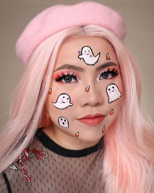 👻CUTE SPOOKY LITTLE GHOSTS 🍭
HALLOWEEN CHALLENGE DAY 5/31
🎃 #31daysofhalloween 🎃
🖤 #HALLOWEENWITHFLOVIVI 🖤
.
Hari ini yg cute cute dulu yah look nya soalnya dari kemaren kan udh bikin kalian sport jantung trs 😹
Btw lip nya, aku pake produk nya @jacquelle_official yg baru.
Lip Cloud by @jacquelle_official x @misellia_ ☁️
Aku mix 2-2 nya yg Sky & Star
Gemoi ya kemasan nya ada pompom nya 😍
.
.
Inspo : @kerrypatriciaa 
#halloween #halloween2020 #halloweenmakeup #halloween2k20 #halloweenmakeupchallenge #makeupoftheday #makeuphalloween #halloweenedition #motd #flovivi #clozetteID #cchannel #cchannelid