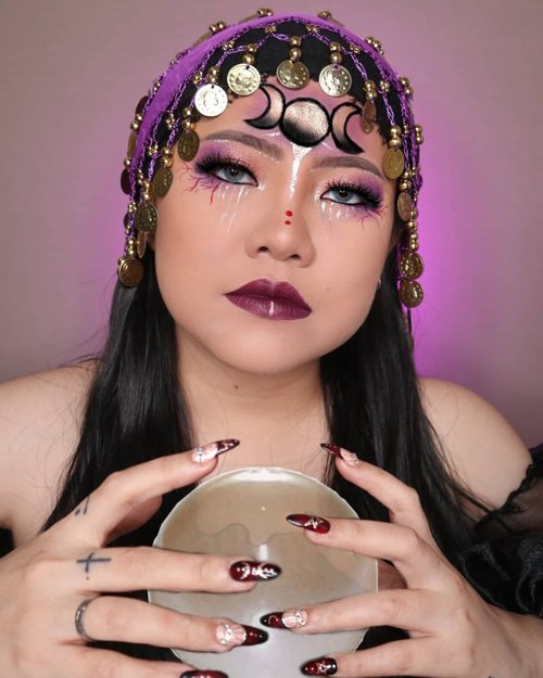 🌒FORTUNE TELLER🔮HALLOWEEN CHALLENGE DAY 25/31🎃31daysofhalloween 🎃🖤 #HALLOWEENWITHFLOVIVI 🖤.Produk :• Cushion @nacificcosmetics N30• Two Way Cake @luxcrime_id• Lip @getthelookid Rouge Signature I Captivate• Gold Liner @altheaofficial_id• Eyeshadow @ucanbemakeup Pretty All Set Palette• Nail @kaleabeautybar.pik• Lash @abstractbeautyid P2.#halloween #halloween2020 #flovivi #clozetteID #cchannel #cchannelid