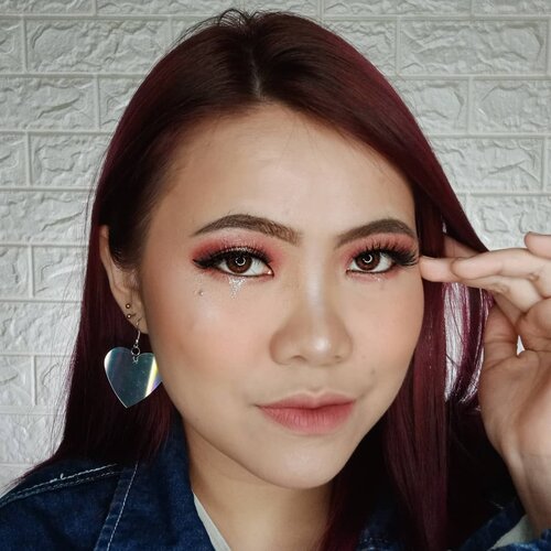 Hmmm... Masih gua liatin....
.
Detail produk yang dipake :
• @keepcool_official Soothe Mist
• @nivea_id Sun Serum
• @cnfstoreofficial Bellaoggi Foundation mix with @catrice.cosmetics Transformer Drops Light
• @cnfstoreofficial Bellaoggi Feel Nude Powder 01
• @cnfstoreofficial Bellaoggi Feel Contour Palette
• @focallurebeauty Sunrise Palette
• @holikaholika_indonesia Glitter Liquid Eyeshadow
• @reinelash Eyelashes
• @eminacosmetics Blush Violet Berry
• @sleekmakeup Soltice Highlighter
• @maybelline Brow Precise Shaping Eyebrow
• @cnfstoreofficial Bellaoggi Matt Lip Affair 01 + @sarange_id Lipcream 03
.
.
#flovivi #ClozetteID #bloggerindonesia #tutorialmakeup #makeuptutorial #makeupoftheday #motd #indobeautygram #cchannelid #cchannel #popbelabeauty #focallure