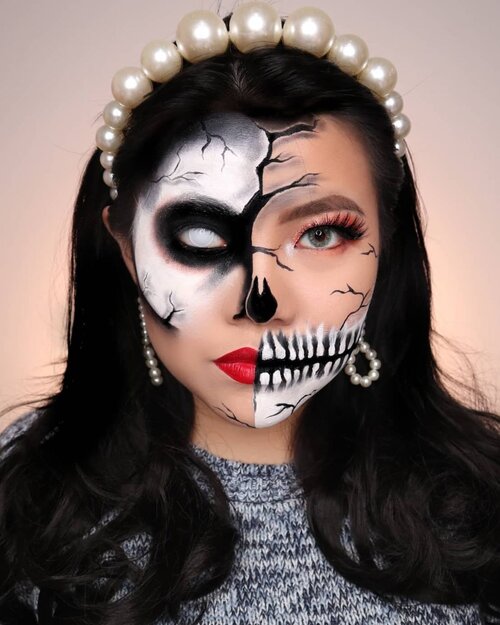 Iya tau sih udah ga Halloween wkwkGapapa lah ya 😂☠️..Products :• Cushion @sadabycathysharon Light Beige• Loose Powder @sadabycathysharon Natural• Lip @sadabycathysharon Fatma• Brow @benefitindonesia Goof Proof 03• Facepaint @officialsnazaroo• Eyeshadow @ucanbemakeup Pretty All Set Palette..#flovivi #beautybloggerindonesia #makeupart #snazaroo #aestheticmakeup #makeuplook #artmakeup #halloween2021 #halloweenmakeup #halloween #clozetteid