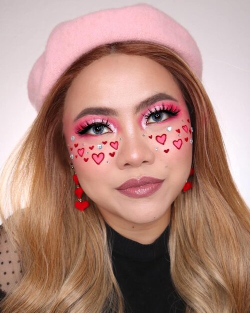 ❤️LOVE FRECKLES 💕
.
VALENTINE MAKEUP LOOK CHALLENGE
DAY 4/14 💝
#14DaysofValentines
#ValentineWithFLOVIVI
.
📑SAVE THIS LOOK & FOLLOW ME @FLOVIVI FOR MORE MAKEUP LOOK LIKE THIS 👯
.
Product :
• Cushion @nacificcosmetics 23N Vanilla
• Two Way Cake @makeoverid C21
• Eyeshadow @ucanbemakeup Pretty All Set
• Eyebrow @benefitindonesia Precisely My Brow 03
• Blush @pinkberrybeauty Sweet Pink
• Highlighter @vyvydstudio
• Lip @sadabycathysharon Lipa + Orchard Bling
• Eyelashes @fabulashes.official Adele
• Wig @ryuutawig
.
.
#beautybloggerindonesia #makeup #ａｅｓｔｈｅｔｉｃ #valentine2021 #aestheticmakeup #artmakeup #undiscovered_muas #valentines #valentineslook #valentinesmakeup #flovivi #valentinemakeup #clozetteid