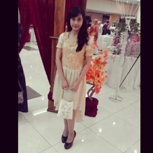 Assymetric gold dress at wedding party 