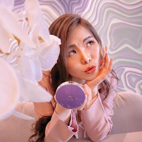 Hello to bright-dewy skin, all thanks to @dpc_korea_official ✨. A super unique Pink Aura Cushion Season 3 ( shade 23 : Pink Vanilla ) with SPF 50+/PA+++ that contains ampoules in two essence ( pink : to brighten up skin, beige : as coverage).
.
Pros : 
Unique cushion 
Decent water drop shaped puff
Lightweight texture
Very moisturizing
Blends easily
Brighten up face
Natural, dewy looking finish
.
Cons :
Few shade option
Begins to oxidize after 3 hours
Light coverage
.
.
I would definitely recommend this for you who has normal to dry skin as it gives exquisite glow to your skin, literally ☺️✨.
Find this product in cheap price at @hicharis_official :
hicharis.net/chelsheaflo.
.
.
#dpckorea #beautyreview #CHARIS #hicharis #charisceleb #koreancushion #collaboratewithcflo #ClozetteID