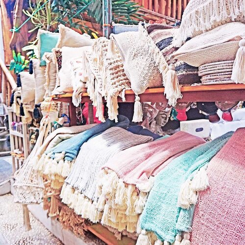 Woven macrame, linen, tassel, fringe, everything - that you might love inside @loveanchorcanggu , plus cafes and boutiques as well 💕.
-
-
#decor #localmarket #baligasm #travelgram #ClozetteID