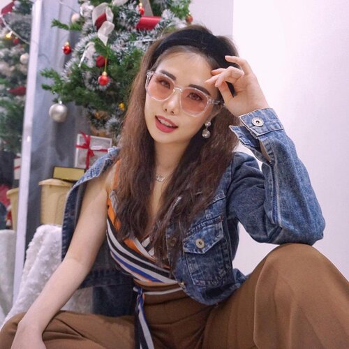 So this is how I look if I was in the 80s 🕺🏻

On the other side, I feel vibe of the K-star Seo Ye Ji, cuz of this super cool tint sunnies from her collab with @rieti_eyewear 🤩. Yay isn’t it??

Loving it?
Yuk kembaran!
Check out this link asap: 

http://hicharis.net/chelsheaflo/1sMA

Or, you can just head to my IG story to watch the video reel 😜✌️.

#rietieyewear #hicharis #charisceleb #ootd #fashion #stylingideas #retrostyle #fashionbloggerindonesia #collaboratewithcflo #ClozetteID