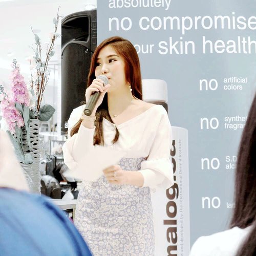 An honor for me to be the host at the grand opening of @dermalogica_indonesia ‘s 3rd store in Sogo @pakuwonmallsby yesterday. Besides knowing about the brand itself, we got to know and try their newest products : Pre-Cleanse Balm ( that suits best for normal-dry skin ) and Phyto Replenish Oil ( serum that suits for any skin type because based on natural oils ). All of the products are personally made so they’re safe even for sensitive skin, both men and women! -
-
Congratulations once again for Dermalogica! Can’t wait to try the products asap 😄 !
-
#beautyevent #dermalogicaindonesia #skincare #ClozetteID