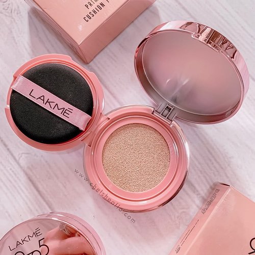 [Swipe left] One of my favorite good-affordable brand, @lakmemakeup now has launched 9to5 REINVENT PRIMER + MATTE CUSHION FOUNDATION :
✨ Luxury mirror rose gold case.
✨ Lightweight.
✨ Primer + foundation.
✨ Medium to high coverage.
✨ Velvet matte result.
✨ Blends easily. ✨ Good staying power.
✨ Affordable price ( IDR 179K / around $12.70 ).
.
.
Tone wise, it might be too warm for some people, but it’s perfect as everyday cushion. Read the full review of this cushion on www.chelsheaflo.com because it’s airing now, link on my bio 😄✨.
.
.
#lakmemakeup #cushionserbabisa #lakmexclozetteidreview #clozetteidreview #ClozetteID #beautyreview