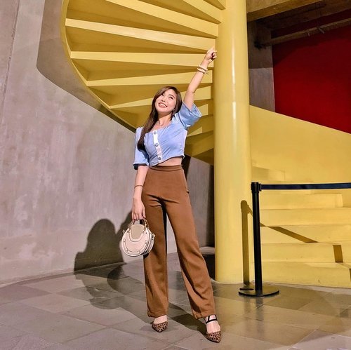Cuz I-I-I’m in the 🌟 tonight, so watch me bring the 🔥 set the night ✨.

Hayooo pasti baca sambil nyanyi kan? 😋 

Gettin’ super fancy & comfy with this @btywears pants, you guys are truly awesome, I look taller here! 🤩🎉

#btywears #ootd #fashion #fashionbloggerindonesia #collaboratewithcflo #ClozetteID