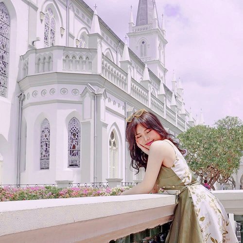Breathtaking view while wearing one of current favorite piece from @pmothelabel ⛪️🍃.
.
.
#ootd #collaboratewithcflo #PullMeOutNow #BeDaringBeYou #summeroutfit #ClozetteID