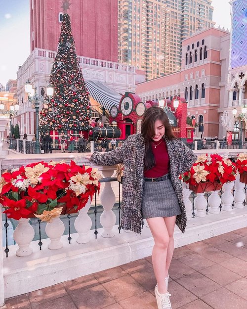 The most wonderful time (month) of the year is coming #December - with @uniqloindonesia red ribbed knit, tweed coat from @banggood , and giant Christmas tree🎄....#ootd #DecemberBaby #ChristmasVibe #coloursindonesia #shoxsquad #styleideas #winteroutfit #collaboratewithcflo #ClozetteID