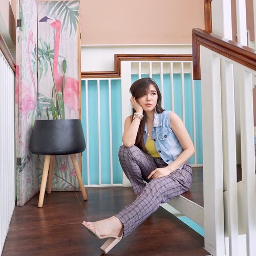 Brighten up your Monday with cheerful outfit 🦩.

Plaid tapered pants from @hardwareclothid .

#outfitideas #fashionbloggerindonesia #collaboratewithcflo #ClozetteID