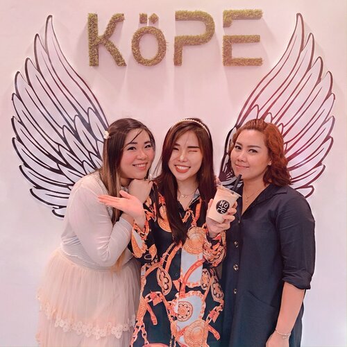 Sandwiched with two amazing women @mgirl83 & @laurensiamega , owner of @kope.sub which just opened for public today in Surabaya! 😍...Grab your favorite coffee or non-coffee drink and enjoy their special promo BUY 1 GET 1 FREE starts from 10-12 January ! ..Most friends said their coffee is awesome, but since I don’t really drink coffee, I would recommend SEPEKU CREAM for you to try. Biscuit flavor combined with milk are just 😍👌...Once again, CONGRATULATIONS @kope.sub !..#newcoffeeshop #sbycoffeeshop #ClozetteID