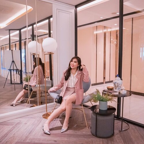 Preppy chic outfit for semi-formal meeting or weekend hang out : white shirt + blazer suit 😄.
.
.
📍: Voza Premium Office, Surabaya.
.
.
#outfitideas #stylingideas #VozaPremiumOffice #ElevateYourBusiness #PremiumOffice#Tanrise#Tanriseproperty #CentralBusinessDistrict #WestSurabaya #ClozetteID