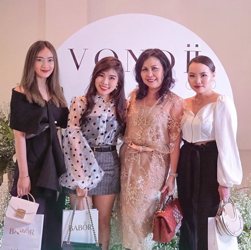 Sandwiched by inspiring ladies (plus duo Grace) for @vondii.official x Stephanie Gunawan runway show yesterday night at Jayanata. Adore the exquisite, feminine silhouette and how each style represents influencer’s personality. 
Well done 😄👏.
.
.
#fashionshow #runway #surabayaevent #ClozetteID