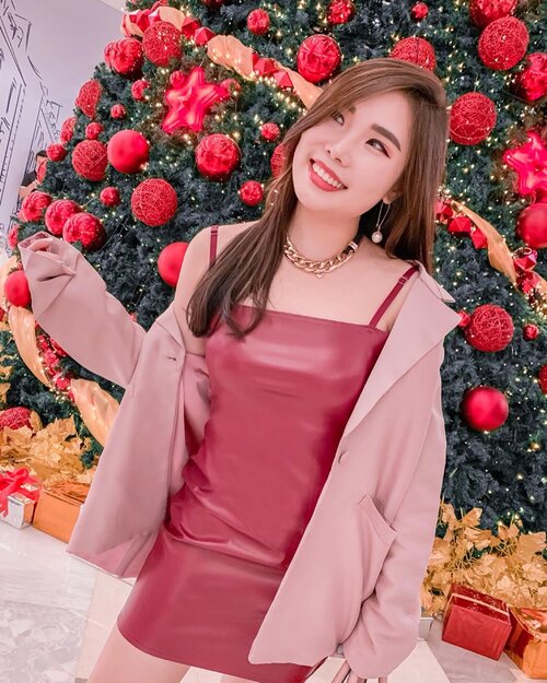 Christmas is almost here! Opt for pink-red combination with a little touch of gold chain necklace perhaps ? ✨🎄.
.
.
Leather mini dress : @femmeluxefinery .
.
.
#ootd #fashion #styleideas #collaboratewithcflo #christmasoutfit #ClozetteID #ShoxSquad