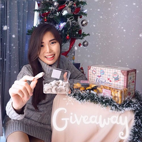 #GIVEAWAY Christmas Cookies dari @bohay_sby x @chelsheaflo 🎄🎉Caranya gampang bgt :🌟 Follow @bohay_sby & @chelsheaflo .🌟 Like post ini, comment cookies yang kamu suka (nastar/ kastengel/ putri salju) , terus mention 2 teman kamu, semakin banyak semakin besar kesempatan menang!🌟 Domisili di Surabaya🌟 Periode Giveaway : 2 Desember - 11 Desember 2020 ( 23.59 WIB )🌟 Pengumuman pemenang : 12 Desember via IG Story @bohay_sby & @chelsheaflo🌟 FREE ONGKIR untuk pemenang giveaway nanti.Yuk serbu sweet-tooth ! 😄🎉Btw, @bohay_sby lagi ada spesial Christmas hampers nih dan super affordable, buruan pesan deh sebelum slot nya habis 😍🎄. #GiveawayIndonesia #ChristmasHampers #HampersNatal #GiveawayCookies #ChristmasHampers #Freebies #GiveawayID #ClozetteID