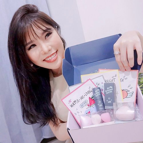 Introducing new collection of #AltheaABloom consists of : 4 mask sheets, giant-baby meringue puffs, and BHA Blackhead Blaster. All of these products are super cute and affordable indeed. .
.
I have shared my thought on my blog about this new #AltheaKorea product. Click the link on my bio to get to know more 😁.
.
.
#AltheaAngels #beautyreview #collaboratewithcflo #ClozetteID