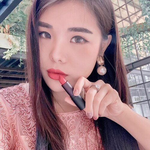 That “it” lipstick that has #17Colors option for warm tone skin to cool tone skin! With soft-silky texture, this Semi Matte Lipstick from @inga_official in #Kiss Me shade has stolen my heart. It’s very moisturizing, doesn’t dry lips at all, and has sweet-romantic result. Perfect for daily makeup! .
.
.
Get this now with super friendly price ( less than IDR 150K! ) at my @hicharis_official link here :
hicharis.net/chelsheaflo/GsW .
.
.
#Slightly_Fit_Soft_Spreadability #CHARIS #Inga #Lipstick #CharisCeleb #CharisAPP #KoreanMakeup #ClozetteID