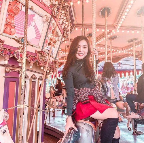 People are the nicest when they are smiling. So, let’s smile more often 😊.
.
.
#themepark #disneylandhongkong #disneyland #christmasoutfit #ClozetteID #shoxsquad #autumnoutfit #holidayoutfit #styleideas @shoxfashionid #coloursindonesia