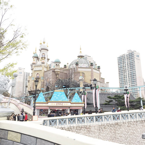 [Swipe] A place where you suddenly start thinking about your dream 🏰.-#LotteWorldAdventure #Seoul #amusementpark #themepark #castle #ClozetteID
