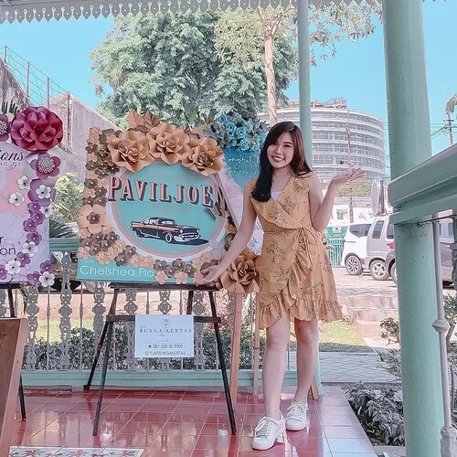 Congratulations for the grand opening of @paviljoen_surabaya 😍, one of my current fave Indo cuisine restaurant that serves unique menus and great vintage-peranakan ambience!
.
.
Also thank you @tjapbungakertas for helping me out with superb paper flower board 😍💖🎉.
.
.
Congratulations Ce @angeliasamodro 🤗💖.
#newrestaurant #surabayaresto #ClozetteID