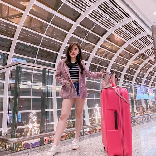 Airport Outfit : Glen plaid blazer with striped cropped top, jeans, and sneakers. 
Opt for legging if you avoid wearing shorts 😄.
.
.
#ootd #fashion #styleideas #collaboratewithcflo #ClozetteID #ShoxSquad @shoxfashionid