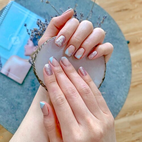 So happy with my current elegant spring nails done by @alanabeautyhousesurabaya 🥰. Service nya oke banget dari manicure sampe nail art. Dan nggak cuma treatment kuku loh, mereka juga ada facial treatment yang recommended banget namanya : Super Facial Extra Glowing Skin. Oh ya mereka juga terapkan protokol kesehatan kok, jadi nggak perlu khawatir buat treatment disini 😉.#nailtreatment #nailoftheday #springnails #collaboratewithcflo #ClozetteID