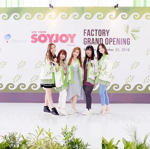 Still can’t get over with this #SOYJOYFactoryVisit along with these girls 💕. Such a pleasure to meet and take picture together with President Director of PT. Amerta Indah Otsuka, Mr. Yoshihiro Bando at the photo corner there 😊.
-
#SoyjoyID #factory #event #ClozetteID