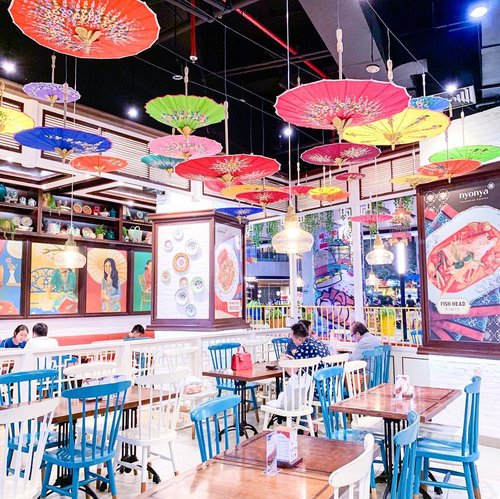 Something colorful to brighten up your weekend 🌈. Have a great one! --Ps : desserts and small bites at this place are seriously no joke, for you who love peranakan cuisine and kue nyonya, definitely should try 😍👌.#interior #ClozetteID