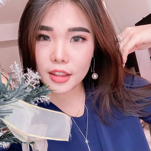 #GIVEAWAY Earrings !Yuk dapatkan 2 pasang statement earrings favoritku dari koleksi @mooi.sub + free ongkir + cosmetic as bonus ! ...Caranya gampang bgt :🎄 Follow @chelsheaflo & @mooi.sub .🎄 Like & share foto ini di IG story, mention @chelsheaflo @mooi.sub = 1 entri.🎄 Mention 3 teman kamu di comment ( 3 tag = 1 entri, mention lebih dr 3 makin besar kesempatan buat menang ya! ).🎄 Jangan lock IG kamu.🎄 Domisili di Indonesia / sedang di Indonesia.🎄 Random prize.🎄 Periode Giveaway : 7 Desember - 13 Desember 2019 ( 11.59 pm ).🎄 Pengumuman pemenang : 15 Desember 2019 via IG Story. ..Good luck, gorgeous! #MooiXChelshea . 😄🎉..#HolidayGiveaway #GiveawayIndonesia #FashionGiveaway #Freebies #GiveawayID #ClozetteID