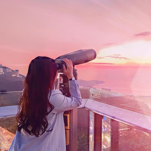 There are some things that look more beautiful from afar - and cold breeze with whimsical view from this place is 💯. .
.
📍 : Sky Terrace, Victoria Peak HK.
.
.
#visithk #beautifuldestination #travel #ClozetteID