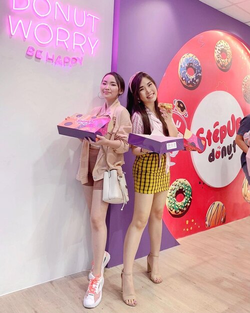 Experience lots of unique donut variants from sweet to savory that you never find before, only at @stepup.donut 🍩.Mereka lagi banyak promo nih dan harga donutnya pun jadi makin murah kalo belinya banyak, pas buat rame” 😍.Btw siap” kenyang, toppingnya melimpah banget soalnya!Congratulations for the opening & thank you for having us @gracehany 💕#dessertsurabaya #sweettoothsatisfied #ClozetteID