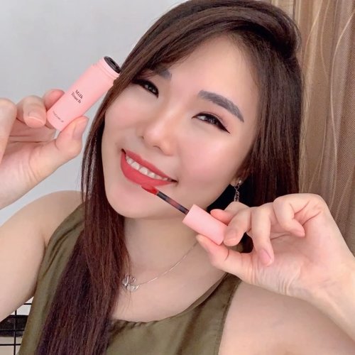 This one is for you Korean lovers 💕.Recently I’ve been addicted to @milktouch_official ‘s TOUCH MY LIP and here is my verdict:🥛Ultra cute packaging (it’s really cute!)🥛Light texture & super pigmented.🥛 Matte,velvet finish.🥛Feeling smooth & soft after application.🥛The color slightly brighter and more like red rather than pink, but after several hours the color slowly turns to pink.🥛Slightly transferable, but doesn’t dry my lips at all...SHADE : #2 ROSE PINK.For a cute, sweet look ☺️..You can get this too at @hicharis_official . And for a cheaper deal, use this link:http://hicharis.net/chelsheaflo/Nmv..#hicharis #hicharisoffcial #lipcream #milktouch #koreanmakeup #koreanbrand #collaboratewithcflo #ClozetteID