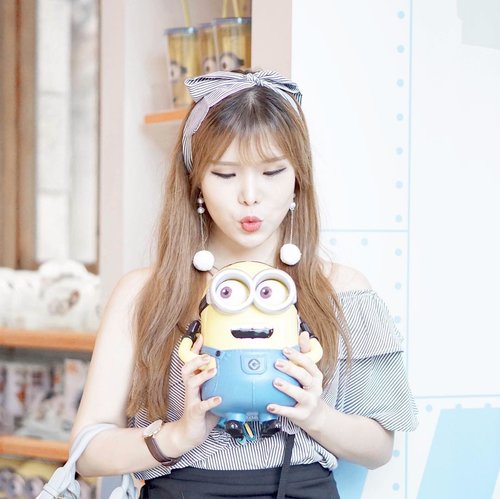 Expectation : Oh, this minion is super cute I need to take pose ! 😙
Reality : Oh it’s fulfilled! I am gonna eat ya alllllll~ *yas, it’s actually a popcorn basket* 🤣 -
#USS #Minion #visitsingapore #resortsworldsentosa #potd #ClozetteID