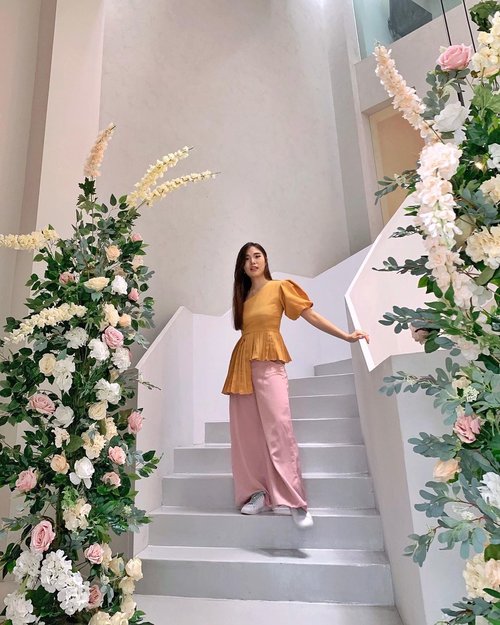 My face when I was surrounded by beautiful flowers 🌸👀. What about you? 😋

Flower decoration: @clara.decoration 
📍: @milieu.space 

#stylingideas #springoutfit #ClozetteID