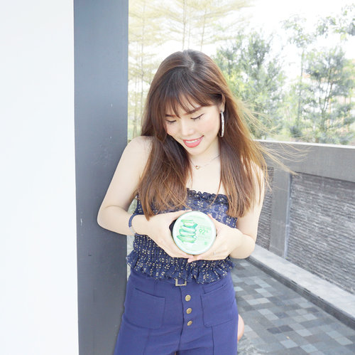 Stay moisturized and hydrated during this sunny season with this super well-known @naturerepublic_kr Aloe Vera Soothing Gel. I got mine from @uniquex_id , fast order, fast delivery 😍❤️. -
#beautyreview #collaboratewithcflo #soothinggel #naturerepublic #ClozetteID