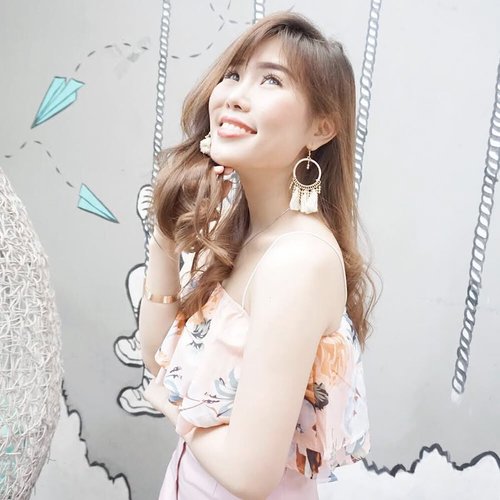 Dream catcher / tassels ? Let just us decide. Have a great Friday! ☺️
-
Tassel earrings from @zaful 💕.
-
#statementearrings #collaboratewithcflo #ClozetteID