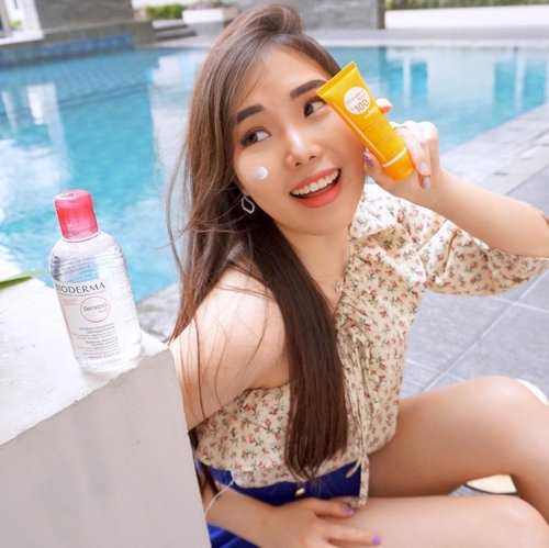 Bye bye maskne! I got myself all time favorite micellar water & sunscreen from @bioderma ✨.☀️ Sensibio H2O Micellar Water Been using this since 4 years ago and still loving it! It’s fragrance-free, able to remove makeup, and soothes my skin very well.☀️ Photoderm Max SPF 100 PA++++Creamy texture yet feels so light after blending, perfect for indoor-outdoor activity, safe for sensitive skin, and it’s fragrance free too! Read my complete review about these products on www.chelsheaflo.com 😉 Thanks to @clozetteid for the opportunity! #Bioderma #BiodermaIndonesia #MaskneFree #RespectYourSkin #SensibioH2O #Photoderm #BiodermaXClozetteIDReview #ClozetteID