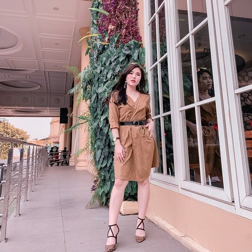 #StyleHack that becomes trend : wearing trench coat as dress.
#HowTo : just pin it in the bust & waist part, cinch your waist with buckle belt, and voila! .
.
#styleideas #FallOutfitIdeas #styleinspo #ootd #fashion #ClozetteID