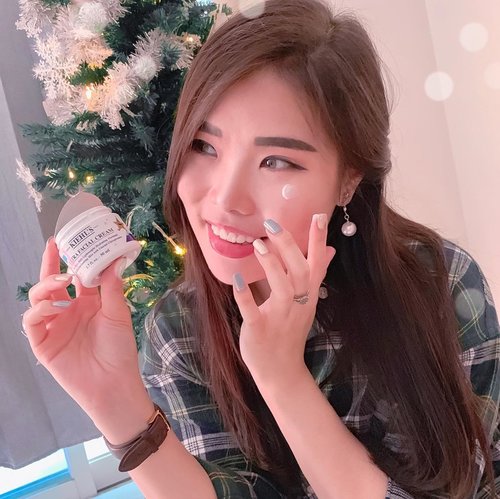 @kiehlsid ‘s holiday & gifting collection is finally here! Can’t resist this super cute Ultra Facial Cream tube illustrated by Janine Rewell ☃️. Besides its enchanting packaging, this facial cream is really does a good job for my dry skin!🎁 Lightweight texture, soft-pleasant scent.🎁 Easily absorbed into skin.🎁 Very moisturizing with no greasy at all.🎁 Skin feels smooth, soft, hydrated.🎁 Economic, 3 dabs for whole face & neck...Find other Kiehl’s holiday collection at any Kiehl’s official store and website, but you better get hurry because the quantity is very limited 😉🎁...#KiehlsID #KiehlsHoliday #ClozetteIDReview #ClozetteIDxKiehls #ClozetteID