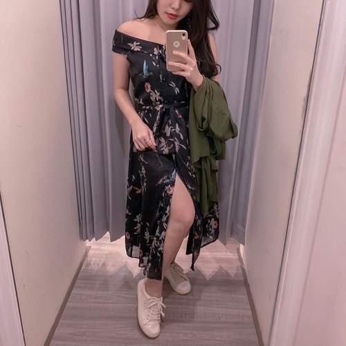 Fall-Winter19 is about dark floral prints and this dress from @esye_official is just the perfect fit for this kinda weather I guess ? ( plus it’s currently on sale 😍 ).
.
.
#mirrorselfie #whowhatwear #trybeforeyoubuy #ESYELadies #ootd #ClozetteID