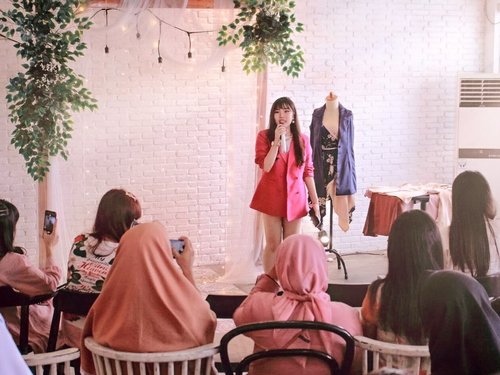 I still can’t believe with all the excitement of @selflovepr_id participants last Saturday and I was so grateful I could share some of my experiences and how I get over from my insecurity..Well I know everyone has insecurity, but to live and embrace that condition or not, it’s our decision - but we all can do these things instead :1 Accept the fact that we all have flaws (no one is perfect yeah, literally NO ONE).2 Always challenge ourselves with something new (positive activity obviously : start work out, eat clean, learn makeup, dress up well, wear bright colors, etc).3 Surround ourselves with positive people (just like negativity is contagious, so do positivity)...Let’s #selflove first, so we can love others to the fullest 💕...Special thanks to all amazing women/men behind this event:- Venue : @belly.buddy & @andrehalim91 .- Decoration : @latta_decor .- Wardrobe : @pmothelabel Fuchsia Blazer & @dinamikaprinting T-shirt.- Cute goodies @eirabeauty.indo @meidychandra & @aynstall @natz_tata .- Media partner : @womanblitz @liliesrolina.id .- Documentary photos by @vincenthimawan ....#SelfLove #SLPSurabaya #EventSurabaya #FashionSpeaker #collaboratewithcflo #ClozetteID